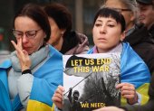 Brussels (Belgium), 26/10/2023.- Supporters of Ukraine stage a protest on the sidelines of the EU Summit in Brussels, Belgium, 26 October 2023. In a two-day summit scheduled for 26-27 October, EU leaders are expected to address the situation in the Middle-East and Ukraine, as well as the EU"s long-term budget, migration, and external relations. (Protestas, Bélgica, Ucrania, Bruselas) EFE/EPA/OLIVIER HOSLET