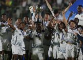 Jugadores de LDU Quito celebran al ganar la Copa Sudamericana frente a Fortaleza