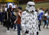 London (United Kingdom), 29/10/2023.- A cosplayer wearing a Stormtrooper helmet from Star Wars attends the MCM Comic Con at the ExCeL London exhibition and convention centre, in London, Britain, 29 October 2023. The MCM London Comic Con ran from 27 to 29 October 2023, with thousands of cosplayers, film, video games and anime fans attending the biannual event usually held on the last weekend of May and October. (tormenta, Reino Unido, Londres) EFE/EPA/TOLGA AKMEN