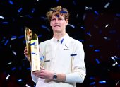 Jannik Sinner con el título del torneo austriaco en Viena.