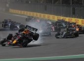 El mexicano Sergio Pérez de Red Bull Racing (i) sufrió un accidente en el Gran Premio de México de Fórmula 1