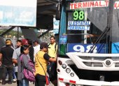Costo. Decenas de buses urbanos cargaban ayer un sticker en el que establecían la tarifa de 40 centavos por el servicio de transporte de pasajeros.