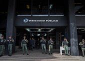 Militares custodian la entrada de la sede principal del Ministerio Público, en Caracas (Venezuela).