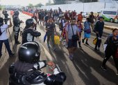 Fotografía de migrantes caminando en caravana para intentar llegar a EE. UU. desde la ciudad de Tapachula, estado de Chiapas (México).