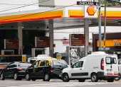 Retrasos. Las estaciones de servicio se encontraron copadas de vehículos en busca de combustible.