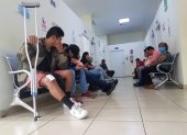 Un grupo de pacientes esperar su consulta en un centro médico particular de Guayaquil.