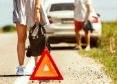 Si su carro se daña oríllese al costado, encienda luces y coloque el triángulo.