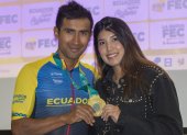 Jhonatan Narváez y su esposa Génesis Rodríguez posaron con la medalla de oro.