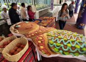 Estudiantes de gastronomía elaboraron 400 guaguas de pan para formar la Rumiguagua más grande.
