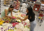 Flores. Ayer, hubo personas que compraron flores en los supermercados, como en Megamaxi, para llevar a las tumbas.