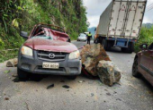 Una piedra cayó sobre un vehículo