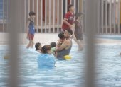 Las piscinas públicas fueron de los sitios aprovechados por quienes decidieron quedarse en casa.