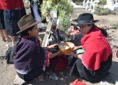 Tradición. Una familia salasaca llevó comida para compartir entre sus miembros, en el cementerio de Pelileo.