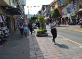 Festividad. Los turistas paseaban por las calles adornadas de la provincia.