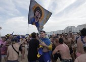 AME3746. RÍO DE JANEIRO (BRASIL), 03/11/2023.- Aficionados de Boca Juniors se reúnen para celebrar y cantar a favor de su equipo en la previa de la final de la Copa Libertadores ante Fluminense, hoy, en la playa de Copacabana, en Río de Janeiro (Brasil). La ciudad más emblemática de Brasil será anfitriona este sábado del partido por la final de Copa Libertadores 2023 entre el Boca Juniors argentino y el Fluminense brasileño. EFE/ Antonio Lacerda