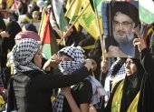 Simpatizantes de Hizbulá escucharon el discurso del líder  a través de una pantalla en Beirut