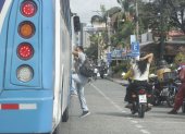 Desorden. La mayoría de conductores de buses urbanos recogen donde sea a los pasajeros, ya sea en medio de las vías o a dos metros de donde están las paradas, exponiendo al ciudadano al peligro de ser atropellado.
