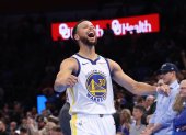 Steph Curry anotó la canasta del triunfo de los Warriors sobre los Thunder.