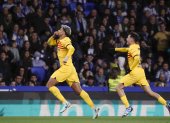 El defensa Ronald Araujo (i) celebra tras marcar el gol del triunfo de Barcelona sobre Real Sociedad.