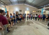Entrega de kits de alimentos, kits de limpieza y la atención de una brigada médica para 80 familias afectadas por las fuertes lluvias en la comuna Tugaduaja, Santa Elena.