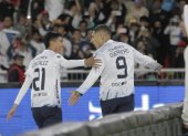 Paolo Guerrero (d) festeja con Sebastián González (i) tras marcar el segundo gol albo.
