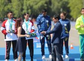 El campeón olímpico Jefferson Pérez colocó las medallas a los marchistas Daniel Pintado y Glenda Morejón.
