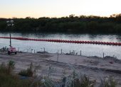 Escena. El gobierno de Texas, bajo el liderazgo del ultraconservador Greg Abotta ordenó instalar una barrera flotante de boyas de 300 metros para dificultar el cruce de los migrantes.