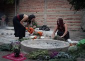 Idea. Mujeres preparan un altar para un ritual  de “sanación de  útero”.