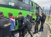 Operativo. La Policía detiene aleatoriamente a los buses para revisar a los pasajeros.