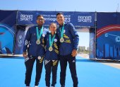 Los marchistas Daniel Pintado (i), Glenda Morejón (c) y David Hurtado (d), con las medallas de oro alcanzadas en Chile.