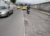 Para sortear los baches los conductores invaden la vía que fue reparada.