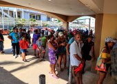 Personas hacen fila para adquirir productos en una tienda de autoservicio hoy, tras el paso del huracán Otis en el balneario de Acapulco, en el estado de Guerrero (México).