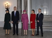 El príncipe heredero de Dinamarca, Federico, su esposa, Mary Donaldson y la reina Margarita de Dinamarca reciben a los reyes de España, Felipe y Letizia.