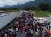 Fotografía tomada con un drone que muestra cientos de migrantes que avanzan en caravana este martes 7 de noviembre de 2023 en el municipio de Huixtla en el estado de Chiapas (México).