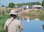 Un militar dominicano hace vigilancia en el borde del río Masacre, frontera natural con Haití, en Dajabón (República Dominicana).