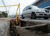 Situación. El socavón que se formó en la calle Rumiñahui impide transitar de forma segura.