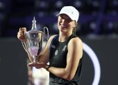 La tenista polaca Iga Natalia Swiatek celebra con el trofeo tras ganar la final del torneo femenino de tenis WTA Finals Cancún el domingo 5 de noviembre.