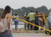 Familiares, policías y bomberos estaban en la orilla pendientes del traslado del menor a tierra firme.