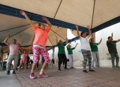 Un grupo de adultos mayores participa de un taller de baile en el centro del IESS ubicado en la ciudadela Huancavilca, en el sur de Guayaquil.