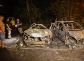 Coches destrozados por bombardeos en una localidad de la región de Donetsk.