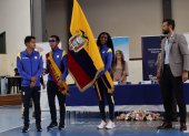 Kiara Rodríguez y Jimmy Caicedo recibiendo el portaestandarte como abanderados de Ecuador en los Juegos Parapanamericanos