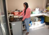 Alexandra Martínez construyó un espacio en el patio de su vivienda para colocar el calefón y los cilindros de gas.