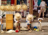 Montecristi. Un grupo de artesanos aparece tejiendo la paja toquilla.