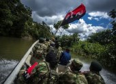 Chocó. Miembros del ELN navegan por el río San Juan.