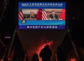 Imagen de archivo de una pantalla grande que muestra al presidente estadounidense Joe Biden (izq) y al presidente chino Xi Jinping.