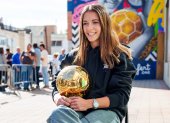 Aitana Bonmatí sosteniendo orgullosa el Balón de Oro que este año consiguió gracias a su destaca temporada no solo con el Barcelona de España, sino con la selección de su país.