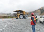 Camión que transporta material minero en el proyecto Mirador.