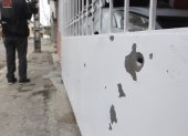 Los orificios producto de los proyectiles se evidencian en el exterior de una vivienda.