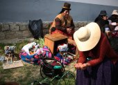 Indígenas aimaras de Bolivia fueron registradas junto a cráneos humanos, durante la festividad de las "ñatitas".