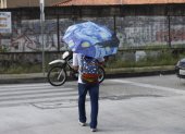 Sol. Un joven usa sombrilla en un día soleado, en el centro de Guayaquil.